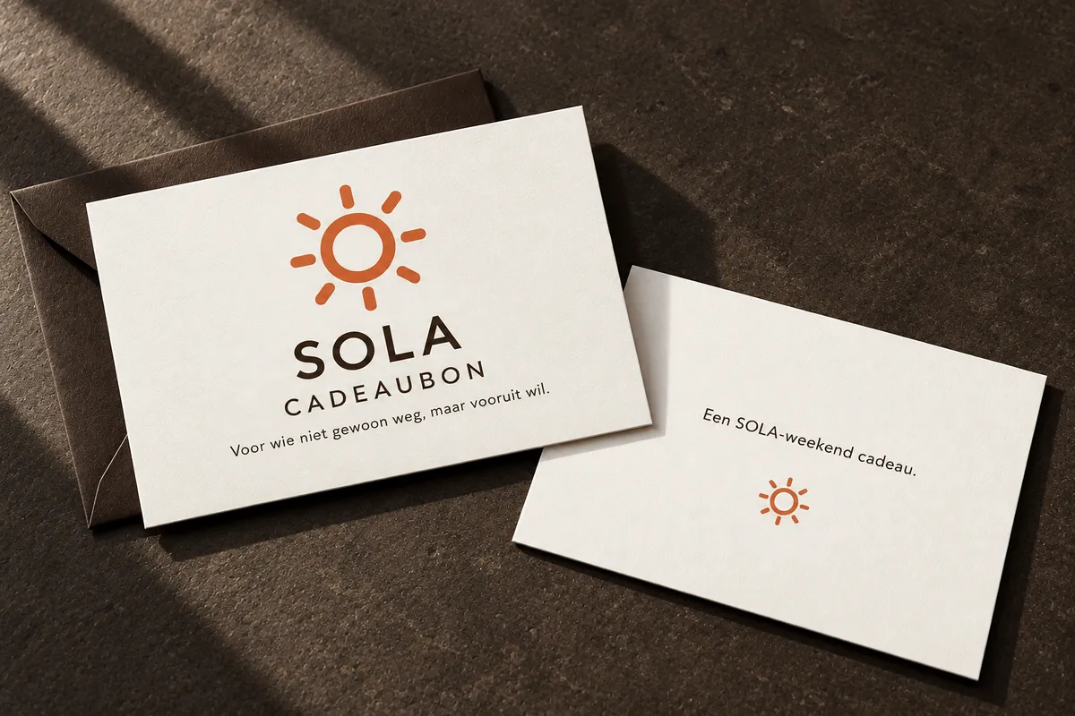 SOLA-cadeaubonnen met terracotta zon op een donkere ondergrond
